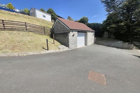 DoubleGarageDriveway