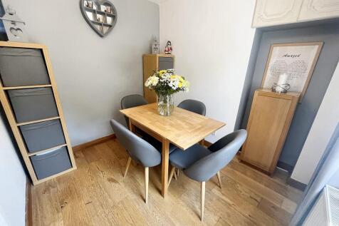 Dining1