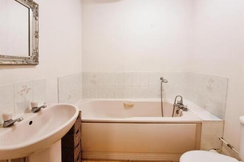 Bathroom-Rushden-One Bedroom Flat-Best Estate Agen