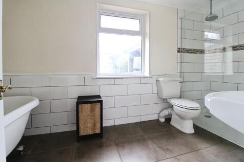 Family Bathroom &#43; Shower