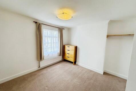Front Bedroom (b)