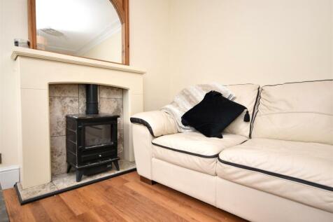 Open Plan Breakfast Kitchen to Living Area