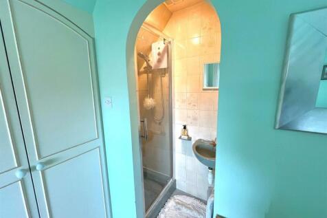 En-suite shower area