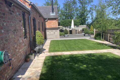 Middle rear garden.jpg