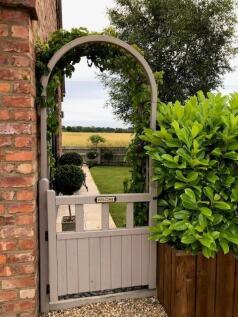 gate to rear.jpg