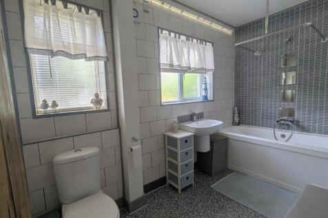bathroom2.jpg
