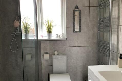 bathroom 2 1.jpg