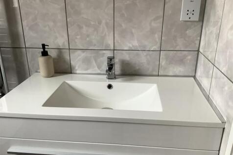 bathroom 2 6.jpg