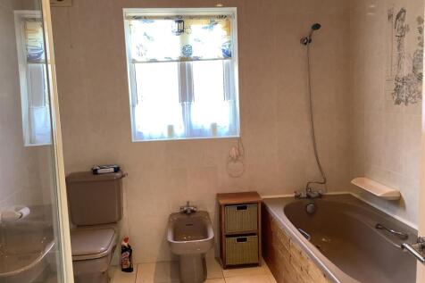Bathroom (G.F)