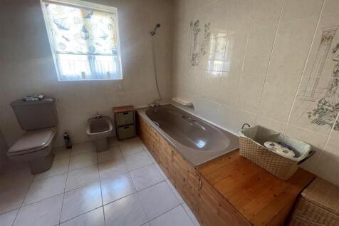 Bathroom (Ground Floor)
