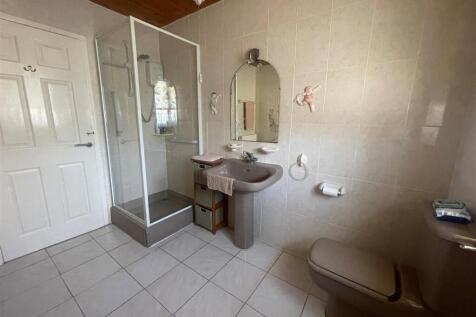 Bathroom (Ground Floor)