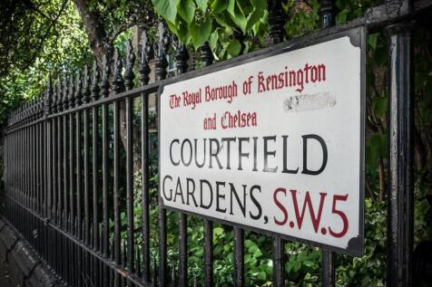 Courtfield Gdns Street Sign-1-2.jpg