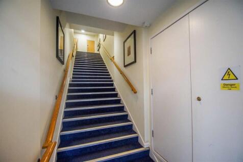 Hallway Apt 4 parade.jpg