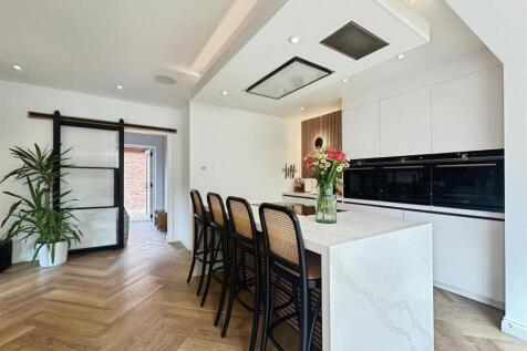 79ec6bcb--4366-BBD5-06887655D393-46764-00000FF0775