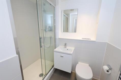 SECOND SHOWER ROOM