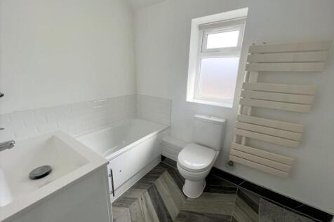 FAMILY BATHROOM (2)