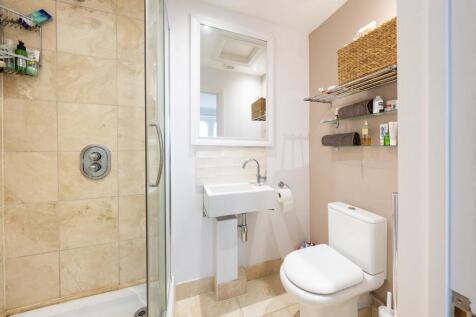 Top floor - bedroom  ensuite