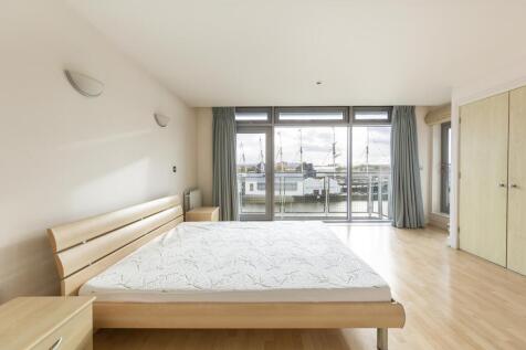 Bedroom .