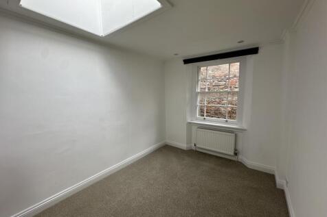 BEDROOM / STUDY