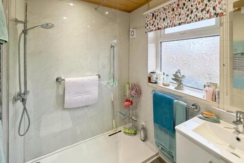 SHOWER ROOM/W.C.