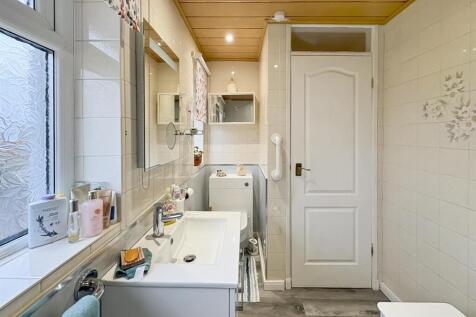 SHOWER ROOM/W.C.