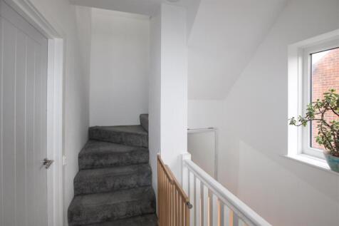 FIRST FLOOR LANDING