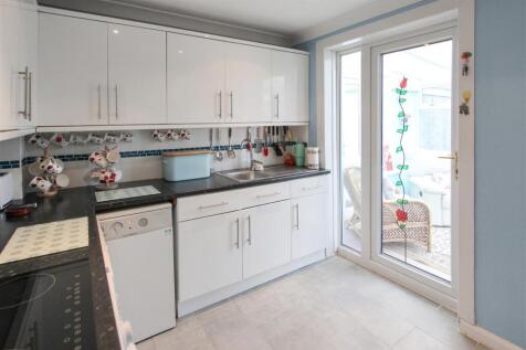 FITTED KITCHEN