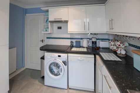 FITTED KITCHEN