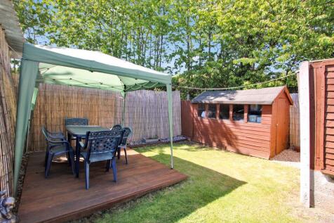 ENCLOSED REAR GARDEN