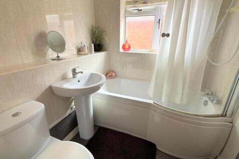 bathroom 1.jpg