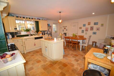 Kitchen 2 .JPG