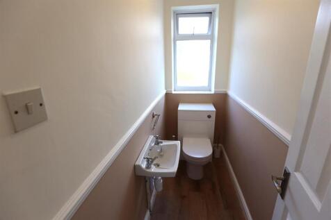 Toilet upstairs.JPG