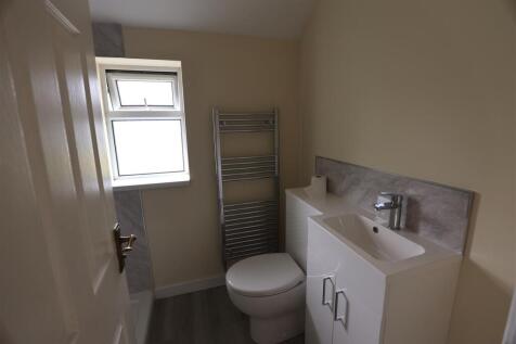 Bathroom 1 .JPG