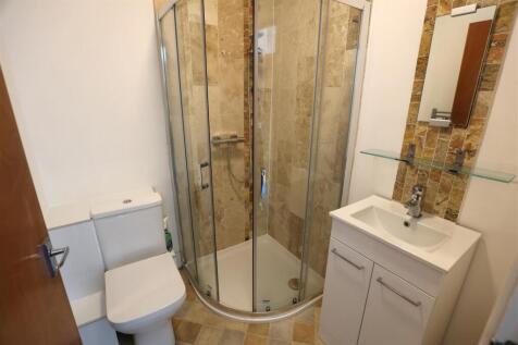 Bedroom 2 en suite .JPG