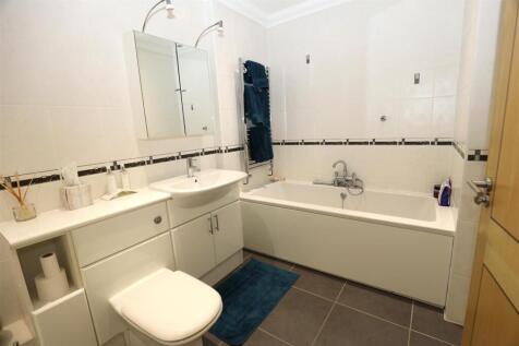 Family bathroom 1 .JPG