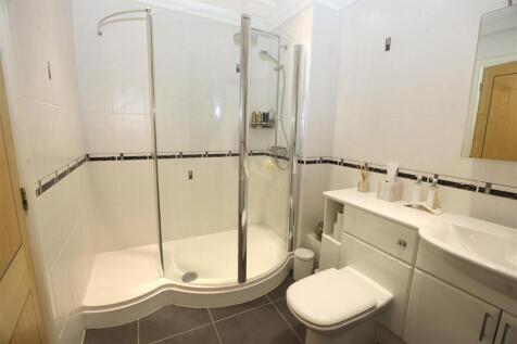 Family bathroom 2 .JPG