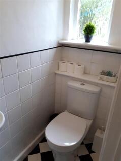 Dowstairs wc.jpg