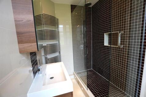 En suite 2 .JPG