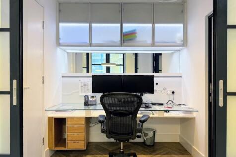 Unit B 1618 Marshalsea Road CC photos desk Copy.