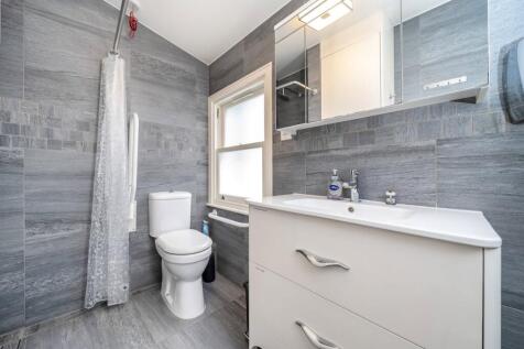 10 Marshalsea Road LEA WC Shower Copy.jpg