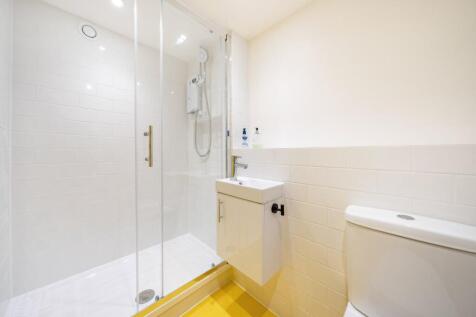 Unit 1G The Chandlery Constant WC Shower Copy.jp
