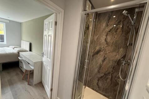 53 Buckingham Road - room 8d.JPG