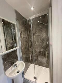 Room 1 Buckingham Road bathroom.jpg
