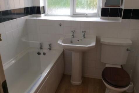 3 Bushy Close family bathroom.JPG