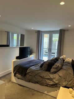 4 Bond House bedroom.jpg