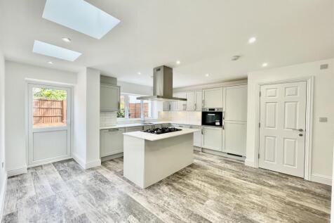 Open-Plan Kitchen / 