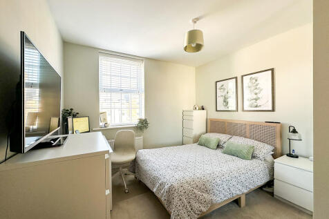 Bedroom 1 (2)