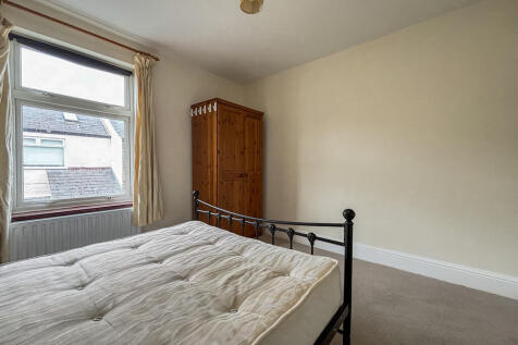 Front Bedroom (2)