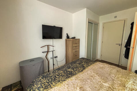 Master Bedroom (2...