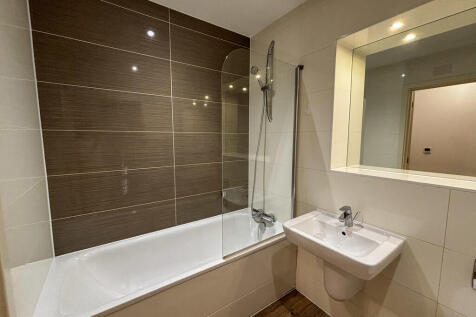 Family bathroom 2